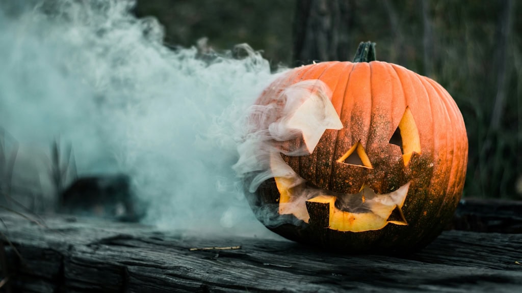 Kürbis mit Nebel aus Trockeneis zu Halloween